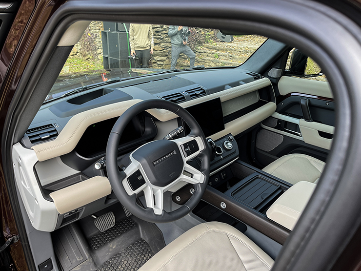 Land Rover Defender 8 chỗ ngồi ra mắt, giá từ 6 tỷ đồng - 9