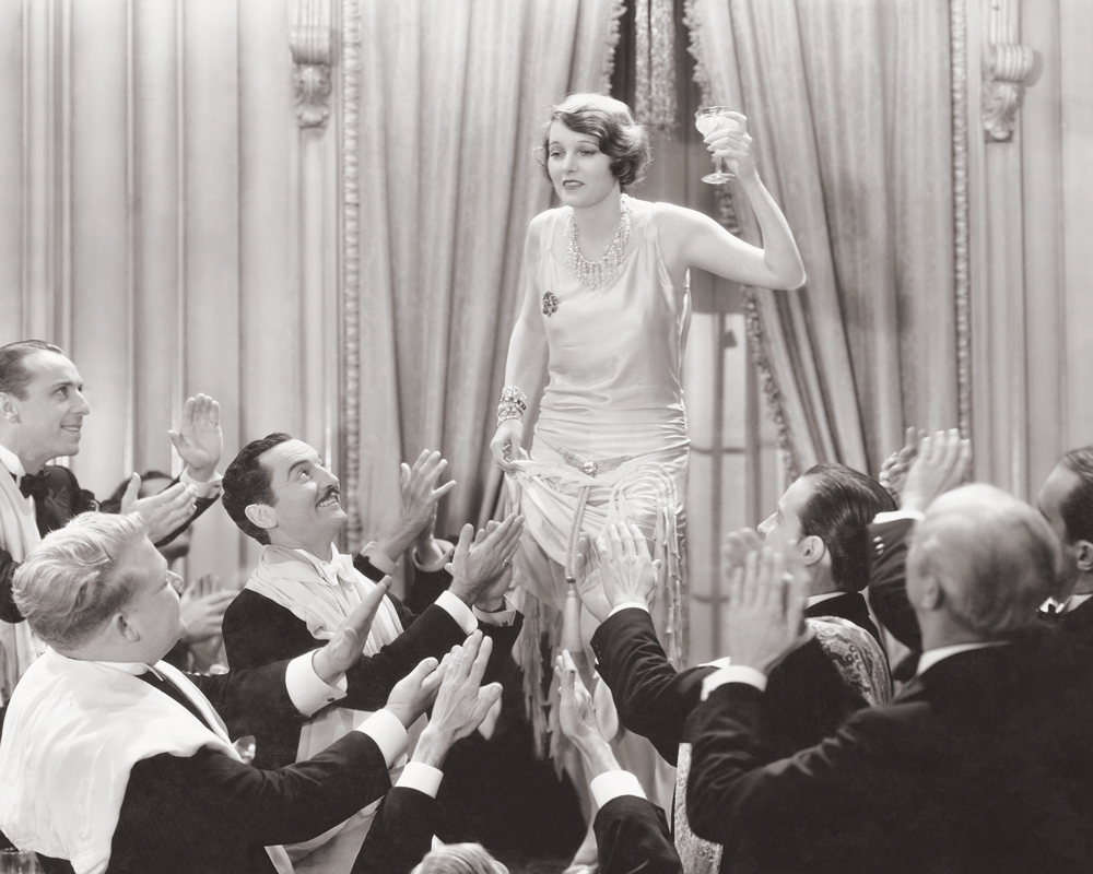 Những năm tháng của thập niên 1920 gắn liền với nhạc jazz, phong cách flapper và những buổi hẹn hò thâu đêm. Các cô gái nhún nhảy quay cuồng trong những vũ điệu mê đắm lòng người để thoát ly khỏi quan niệm truyền thống.