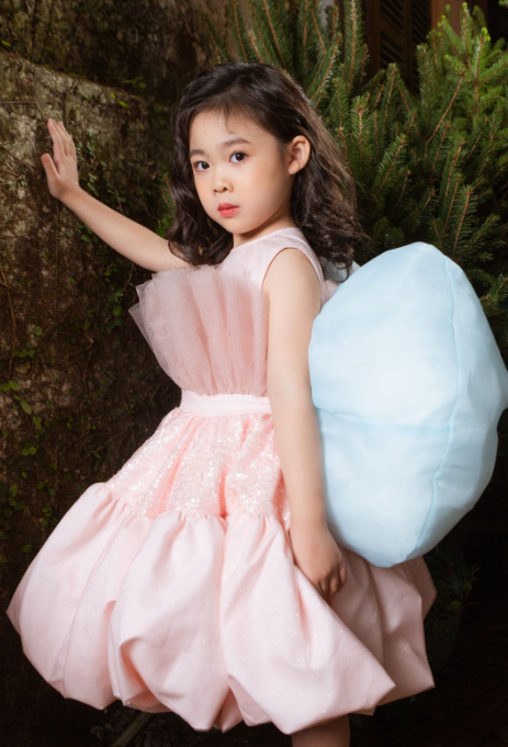 Mẫu nhí Bùi Quỳnh Vy sẽ là vedette trình diễn màn 1
