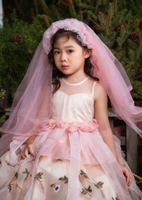 Trong buổi casting, bé Quỳnh Vy không chỉ thể hiện sự chuyên nghiệp ở khả năng catwalk mà còn có tài năng ca, múa.