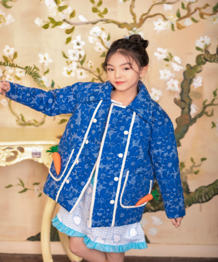 Màn 2 của show diễn là bộ sưu tập Khu rừng mùa đông. Thiết kế nổi bật do mẫu nhí nổi tiếng Cát Tường thể hiện có tông màu xanh chủ đạo, họa tiết hoa và điểm nhấn là củ cà rốt.