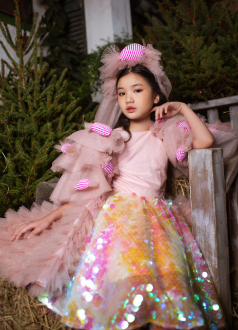 Màn 3 tiếp tục với phần trình diễn catwalk qua bộ sưu tập Dạ hội. Trong ảnh là mẫu nhí Nguyễn Ngọc Bảo Anh.