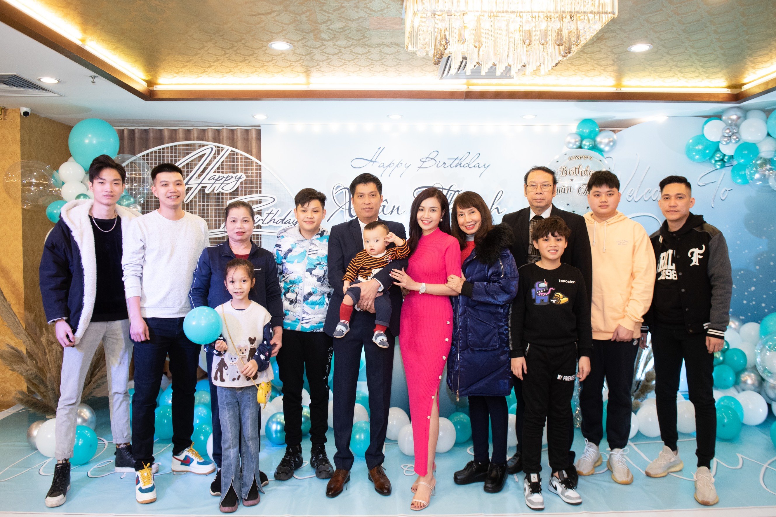 Xuân Thanh tươi cười rạng rỡ bên các người bạn thân thiết 