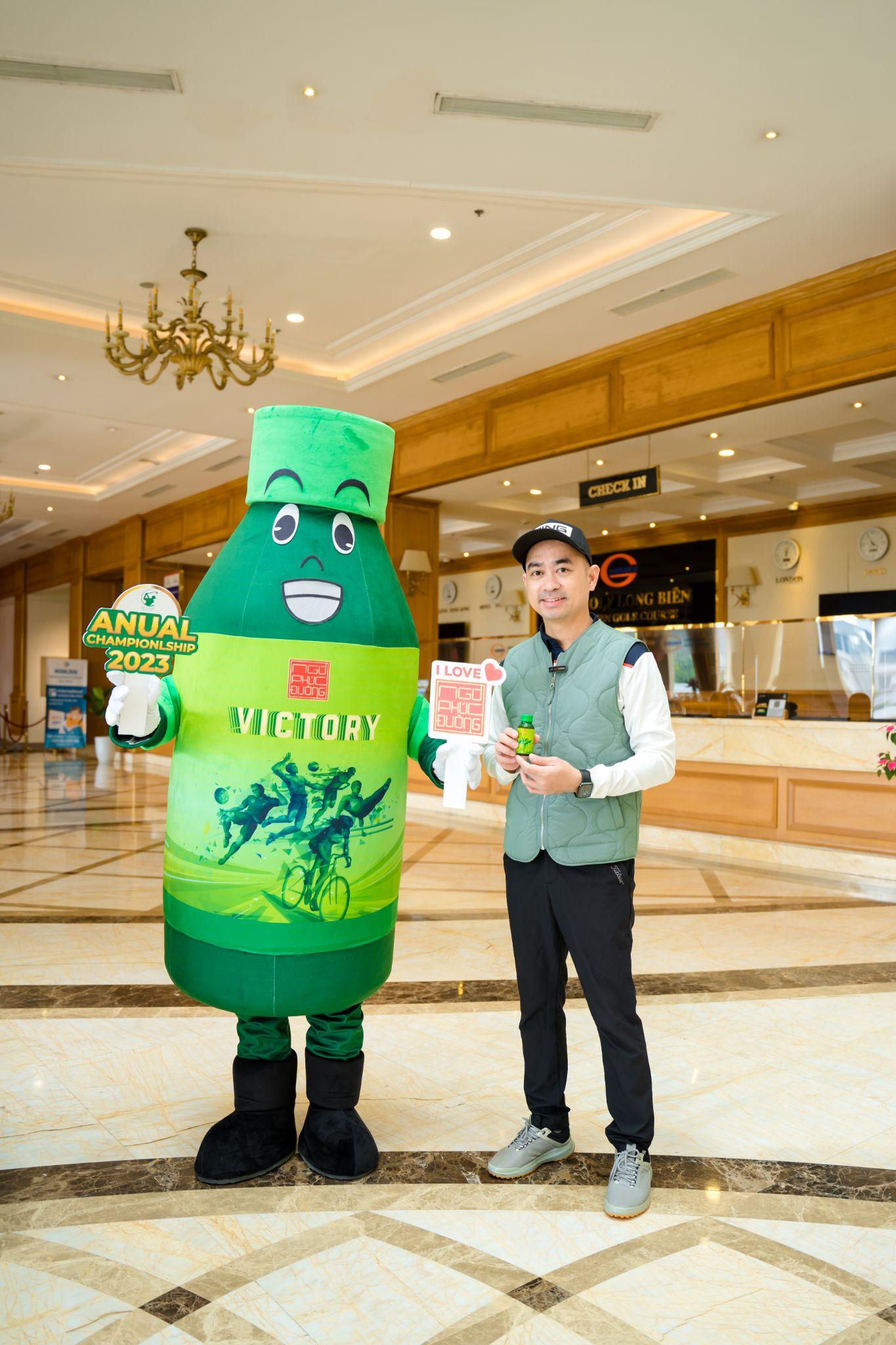 Golfer CV Golf Club check-in cùng mascot của nhà tài trợ kim cương
