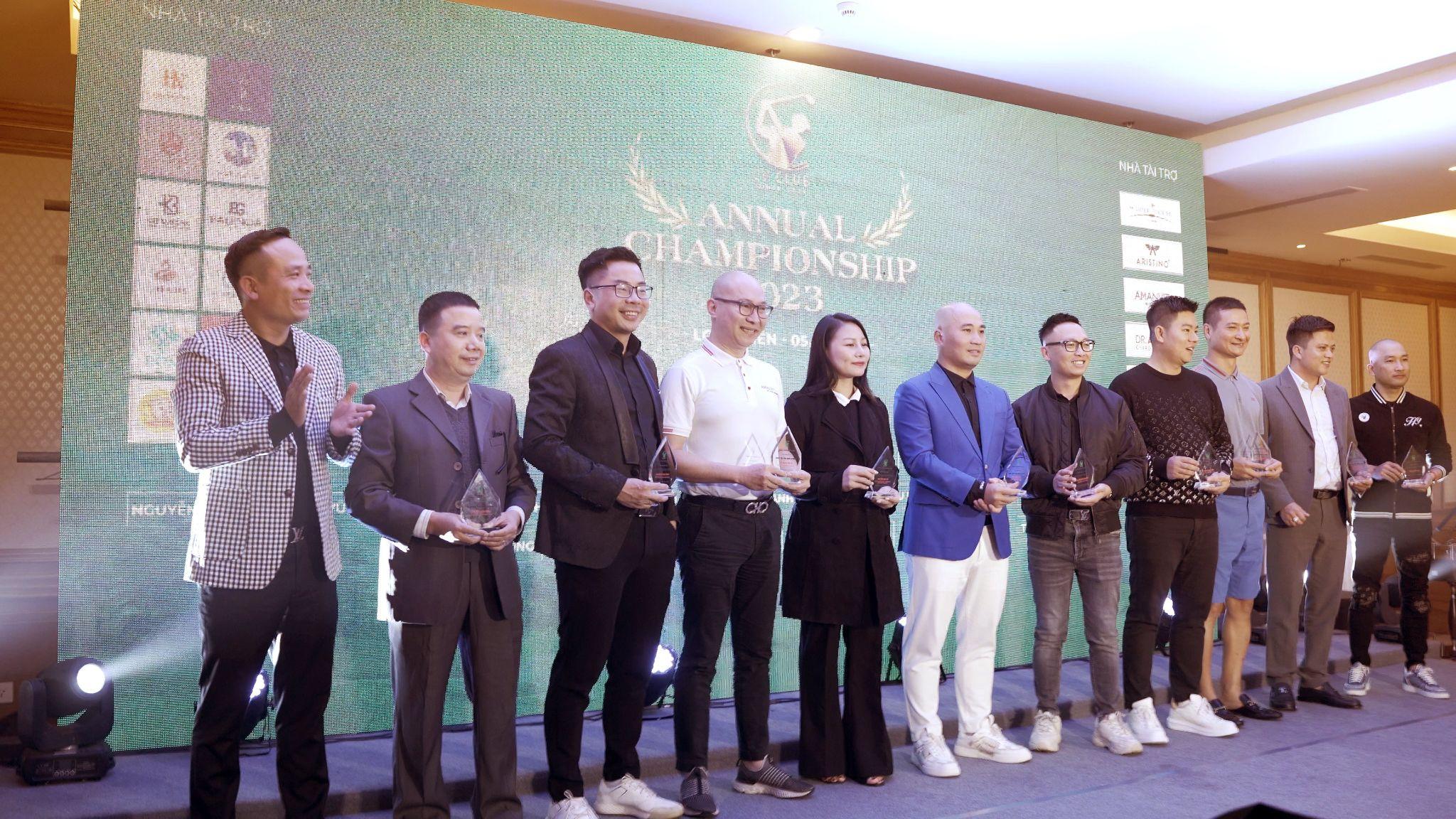 Đại diện Ngũ Phúc Đường nhận Cup lưu niệm của Nhà tài trợ Kim Cương