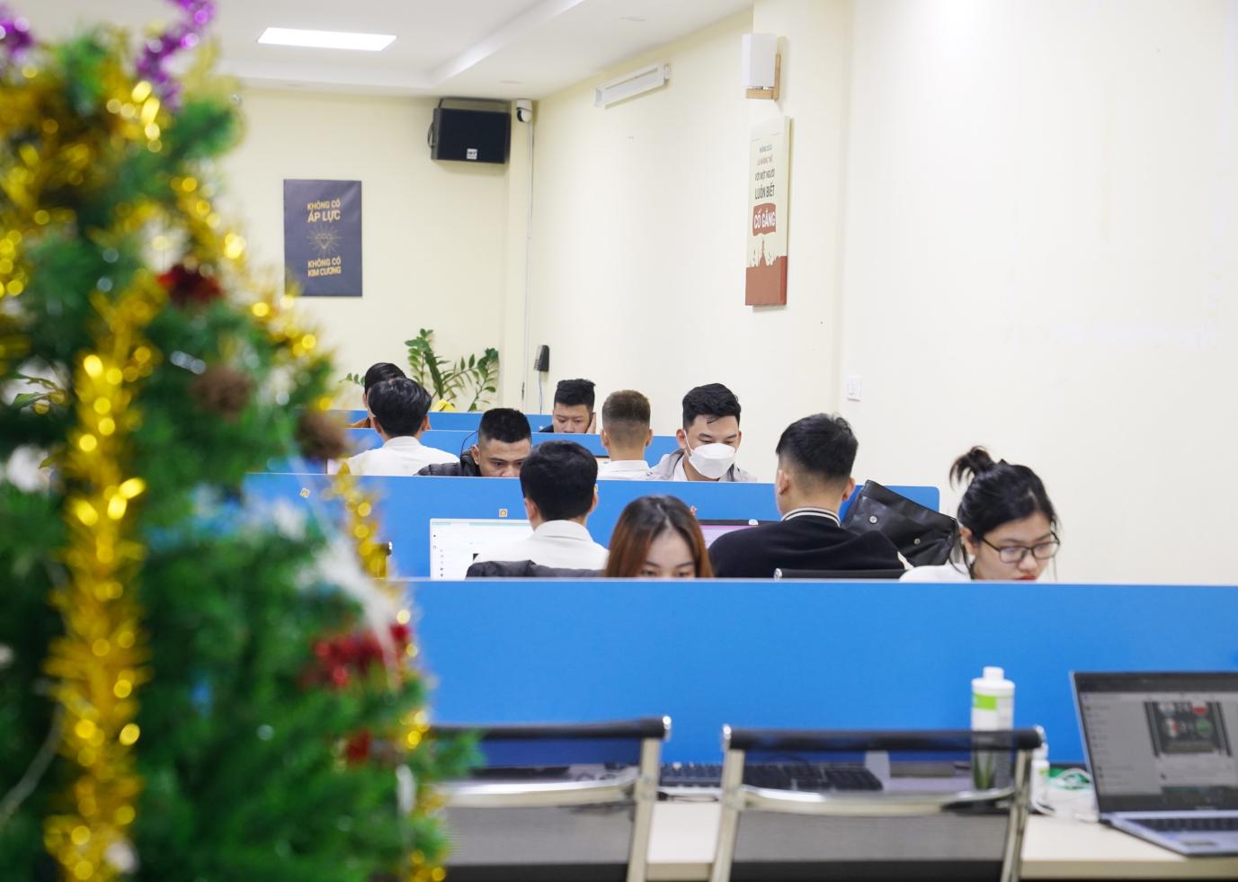 Không khí làm việc tập trung của đội ngũ nhân viên những ngày cuối năm