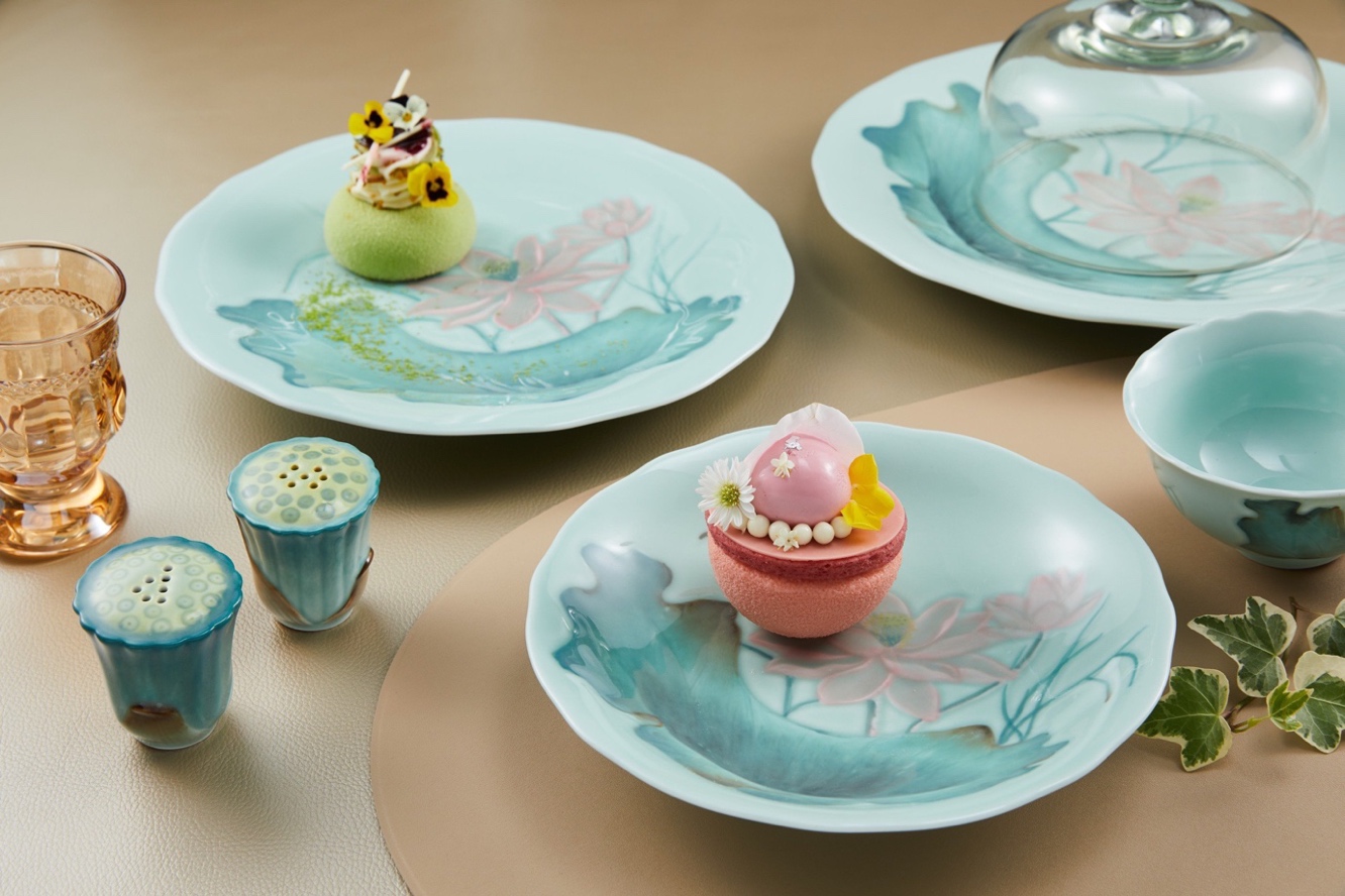 Bộ bàn ăn Sen Màu phù hợp gia chủ mệnh Mộc (Ảnh: Minh Long I)