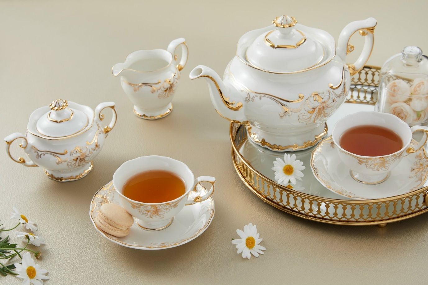 Bộ bình trà Đài Các trang trí vàng phù hợp gia chủ mệnh Kim (Ảnh: Minh Long I)