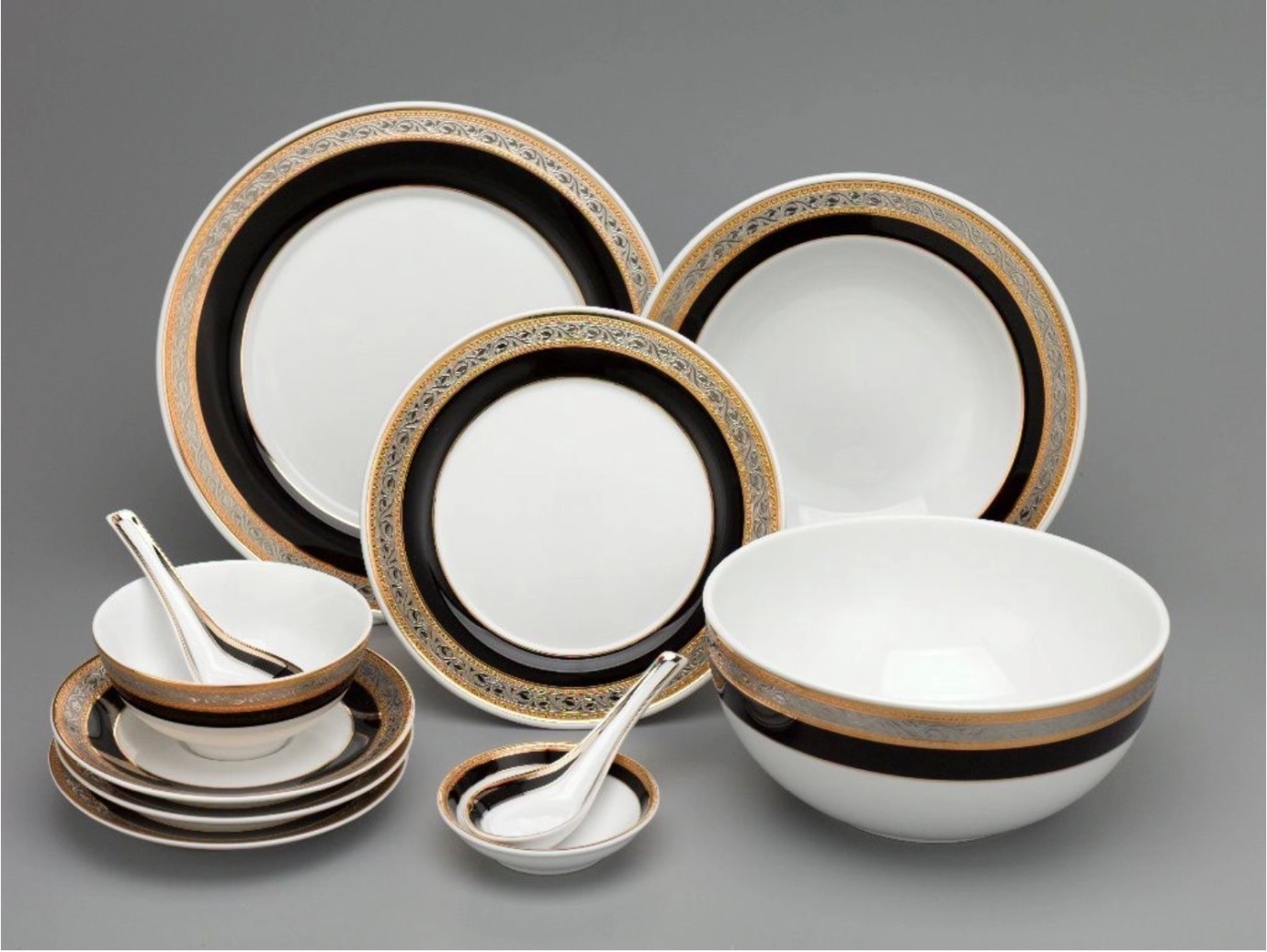 Bộ bàn ăn Sago Hoa Hồng Đen khắc nổi phù hợp gia chủ mệnh Thổ (Ảnh: Minh Long I)