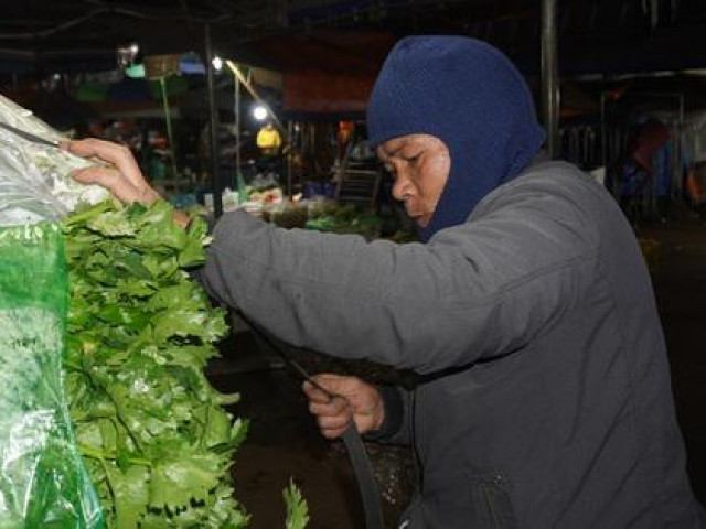 Tin tức trong ngày - Cửu vạn chờ việc trong đêm lạnh ở chợ đầu mối lớn nhất Thanh Hóa