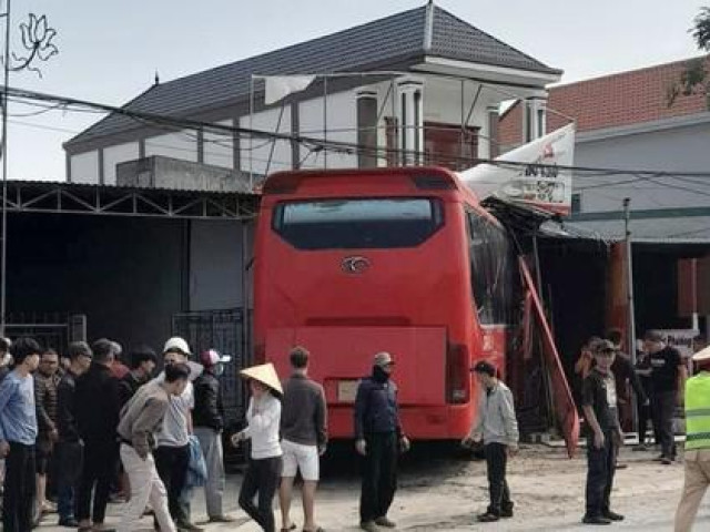 Tin tức trong ngày - 2 cụ ông đi nhận lương hưu trở về thì bị xe khách tông thương vong