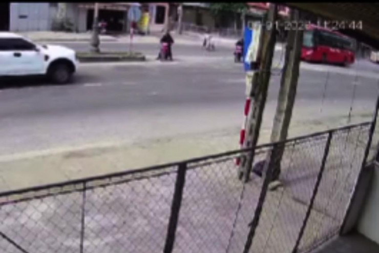 Trích xuất camera bên quốc lộ 1A cho thấy có người đi xe máy (mặc áo màu trắng) từ trong ngõ đi lao ra đường không dừng lại quan sát, trong khi xe khách đang chạy tới.