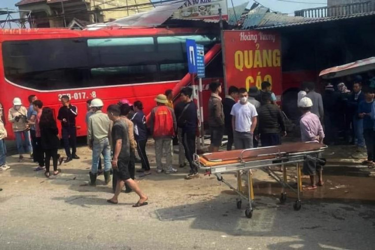 Chiếc xe khách tiếp tục lao sang trái đường, đâm vào tường nhà dân bên quốc lộ 1A.