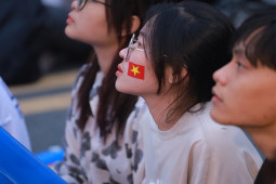 Fan nữ xinh ”đặt cửa” ĐT Việt Nam vào chung kết dù hòa Indonesia trận lượt đi