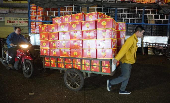 Dù trời giá rét nhưng những lao động này vẫn rất miệt mài làm việc, họ mong muốn được đổ mồ hôi càng nhiều càng tốt để có thêm tiền trang trải cuộc sống