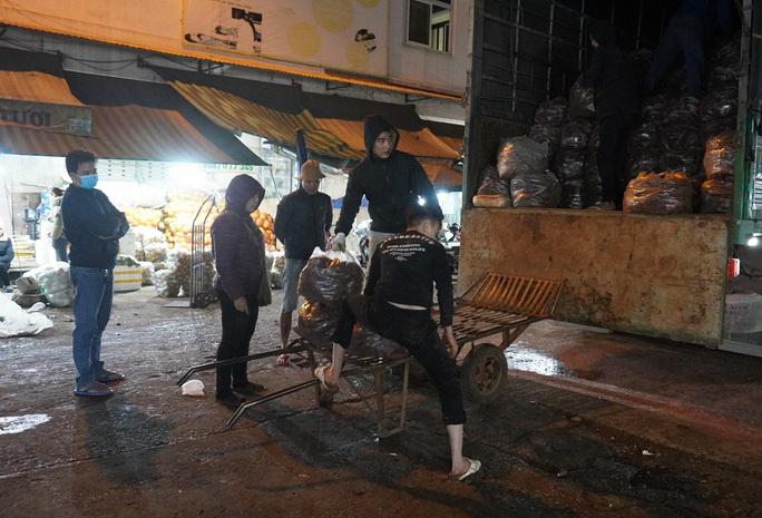 Tuy nhiên, thời điểm những ngày đầu tháng 1-2023, lượng hàng hóa về chợ vẫn chưa nhiều nên công việc tại chợ vẫn còn rất ít