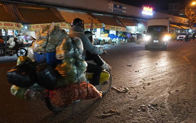 Cửu vạn chờ việc trong đêm lạnh ở chợ đầu mối lớn nhất Thanh Hóa - 8