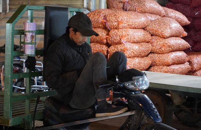 Mặc dù tới chợ từ đầu tối, thế nhưng anh Nguyễn Công Tân (quê huyện Quảng Xương) vẫn chưa được "bán sức" vì rất ít việc