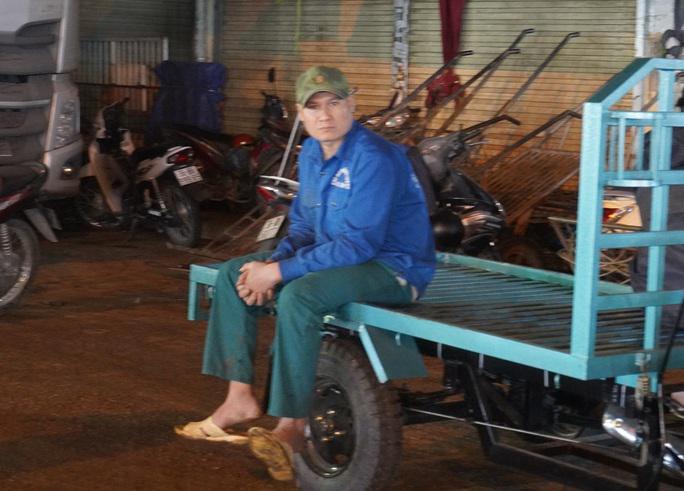 Người đàn ông xe máy kéo này làm việc ở chợ đầu mối đã nhiều năm vẫn đang ngồi chờ việc trong giá lạnh, ông cho biết việc nhiều chỉ bắt đầu tới cận ngày 23 tháng Chạp (ngày ông Công ông Táo), còn thời điểm này hàng hóa về chợ chưa nhiều lắm