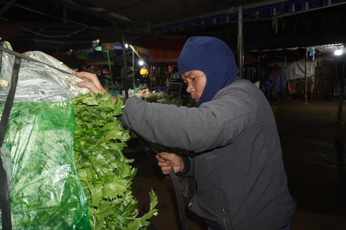 Hàng hóa được người lao động bốc xếp lên xe vận chuyển đi các địa phương trong tỉnh để tiêu thụ