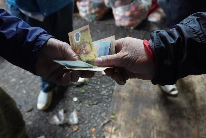 Những đồng tiền mà cửu vạn kiếm được sau một chuyến bốc xếp hàng hóa