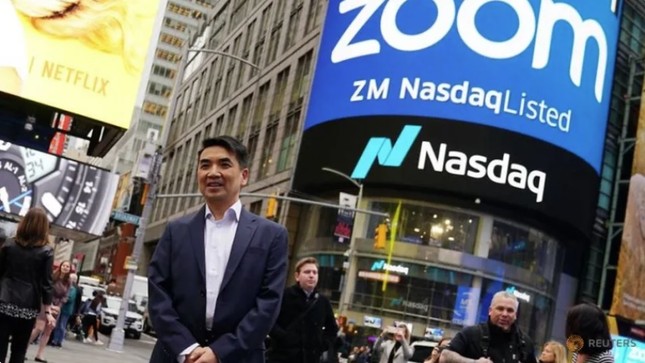 CEO Zoom Eric Yuan đăng bức ảnh trước trụ sở sàn chứng khoán Nasdaq tháng 4/2019 và khẳng định mình là công dân Mỹ. (Ảnh: Reuters)