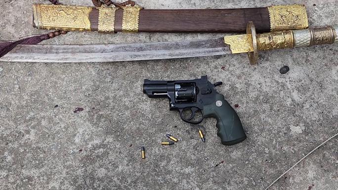 CLIP: Cảnh sát hình sự mật phục bắt “Trung cá lóc” và 30 đối tượng - 5