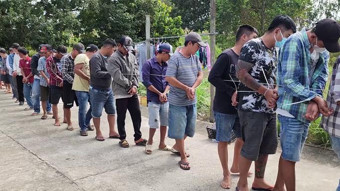 CLIP: Cảnh sát hình sự mật phục bắt “Trung cá lóc” và 30 đối tượng - 7