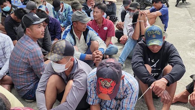 CLIP: Cảnh sát hình sự mật phục bắt “Trung cá lóc” và 30 đối tượng - 2