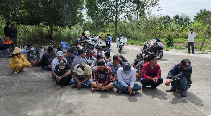 Cảnh sát hình sự mật phục bắt "Trung cá lóc" và 30 con bạc