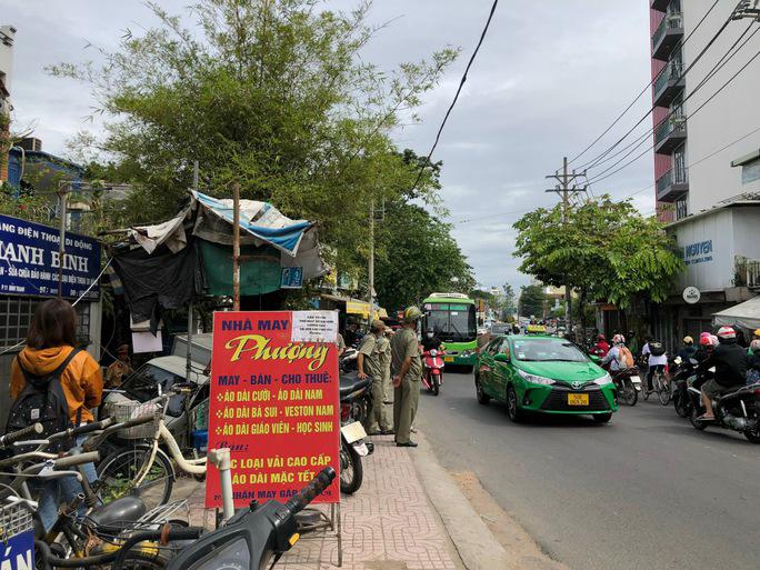 TP HCM: Xe tải gây 2 vụ tai nạn liên tiếp rồi lao vào nhà người dân - 2