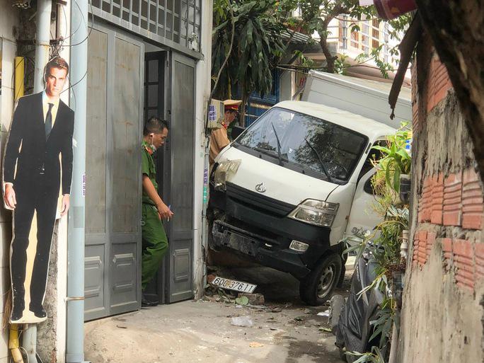 Hiện trường vụ việc xe tải va chạm với cảnh sát giao thông và xe máy rồi lao vào nhà người dân