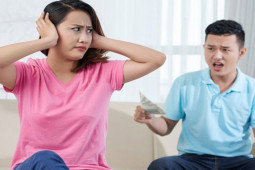 Chồng mua chai rượu quý để Tết nhà ngoại, vợ choáng váng khi biết được anh ta mang quà đi biếu bố vợ “hụt”