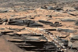 NASA phát hiện mỏ đá quý trên Sao Hỏa, sinh vật ngoài hành tinh đang ”canh giữ”?