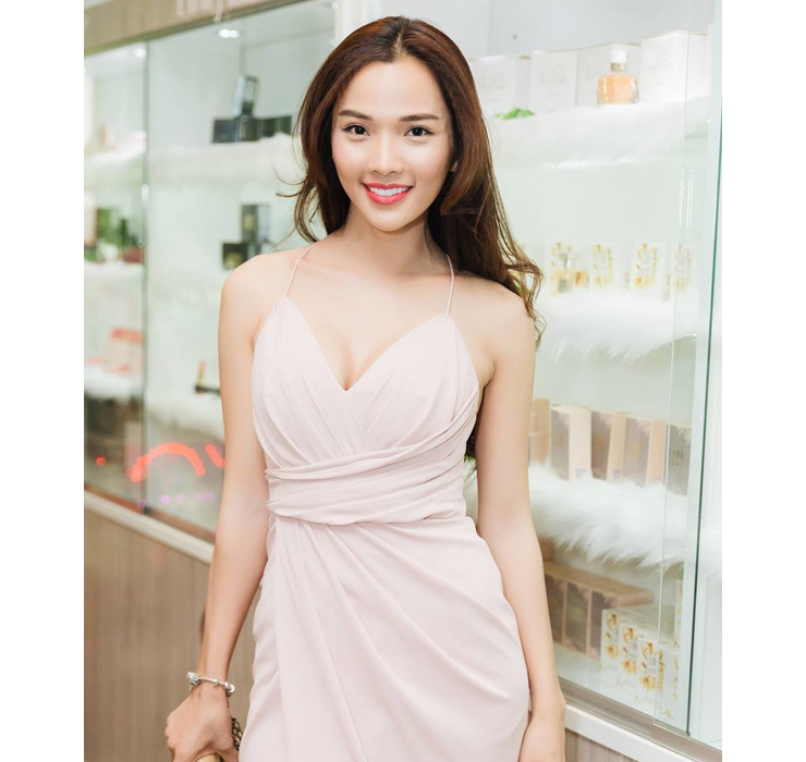 Về chế độ ăn, cô hạn chế tiêu thụ nhiều tinh bột, đồ ăn nhiều dầu mỡ, chất béo không có lợi và đồ xiên xào. Thay vào đó, cô bổ sung nhiều trái cây, rau củ quả và sinh tố và detox cơ thể 2 lần/tuần.&nbsp;
