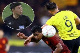 Bóng đá - Tranh cãi Malaysia hụt bàn thắng, fan ném "vật thể lạ" xuống sân