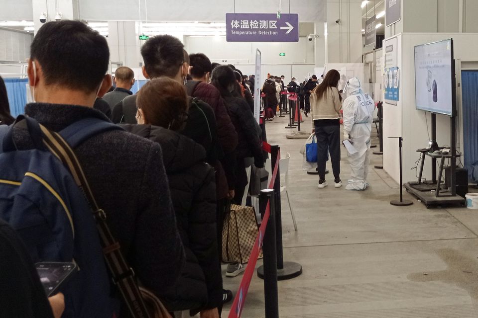 Người Trung Quốc xếp hàng chờ lên máy bay tại sân bay ở Thành Đô, Trung Quốc.