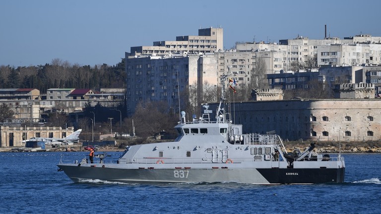 Tàu chiến Nga di chuyển ở quân cảng Sevastopol, Crimea.