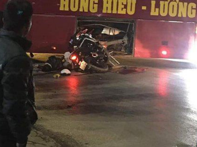 Tin tức trong ngày - Tông vào xe khách, 2 anh em đi xe máy tử vong