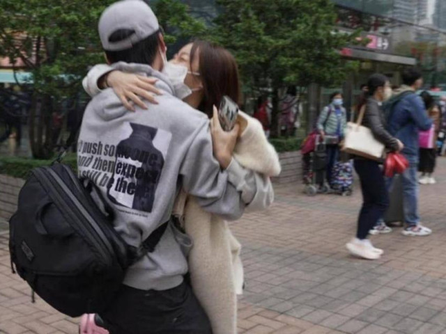 Thế giới - Những giọt nước mắt, cái ôm siết trong ngày đầu Trung Quốc mở cửa biên giới