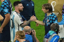 Tin mới nhất bóng đá tối 7/1: Messi vượt Modric, thành chân chuyền hay nhất năm