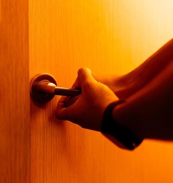 Cánh cửa bất ngờ kẹt cứng. Ảnh minh họa: SPF.