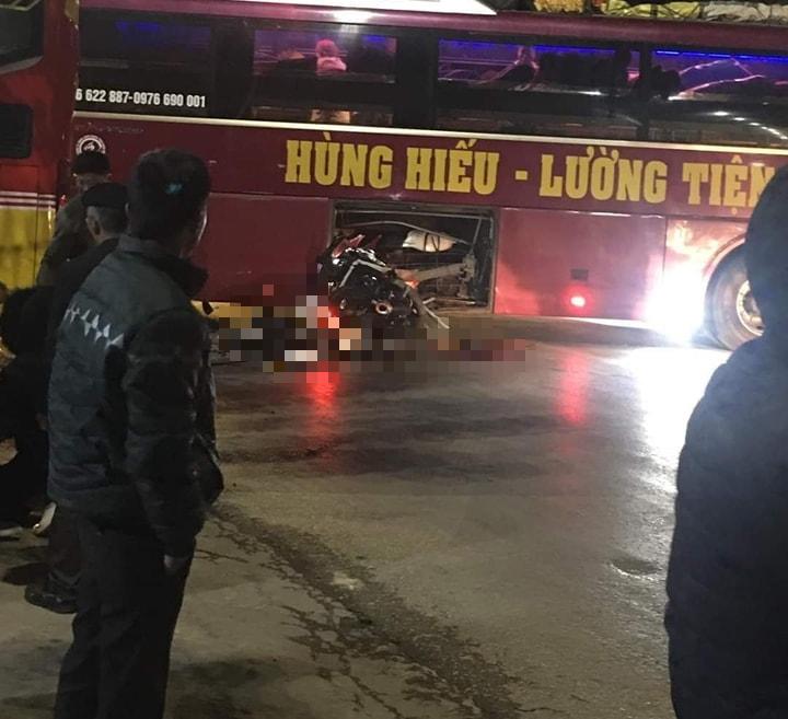 Tông vào xe khách, 2 anh em đi xe máy tử vong - 1