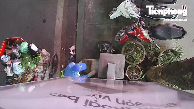 Nhân viên Cty môi trường lật úp thùng rác