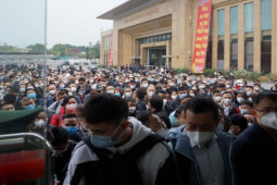 Tin tức trong ngày - Hàng trăm người xếp hàng chờ xuất cảnh sang Trung Quốc ở cửa khẩu Móng Cái