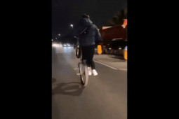 Xe máy - Xe đạp - Clip: Thanh niên bốc đầu xe đạp gặp tài xế ô tô "cục súc" và cái kết