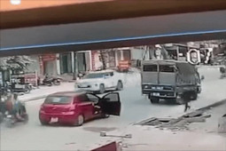 Ô tô - Clip: Nữ tài xế dừng không kéo phanh tay ô tô tự trôi húc vào đuôi xe tải