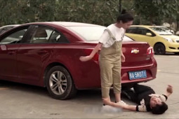 Clip hài hước - Anh chàng nhận cái kết đắng khi làm người tốt nhầm chỗ