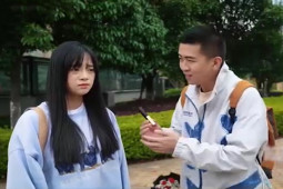 Clip hài hước - Bạn gái giận dỗi nhưng chàng trai lại dỗ dành người yêu của người khác