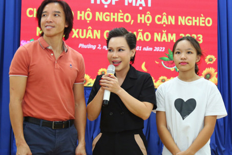 Việt Hương và ông xã mang Tết đến 250 hộ dân nghèo